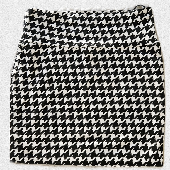 Dresses & Skirts - Skirt black & white medium